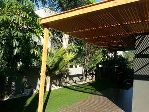 פרגולות אלומיניום יוקרתית מדגם הייטק פרימיום קבועה דמוי עץ מדהימה המשלבת כתר 120*50 ומערך הצללה שקוע : Z ( או מלבני בתוספת תשלום ) 