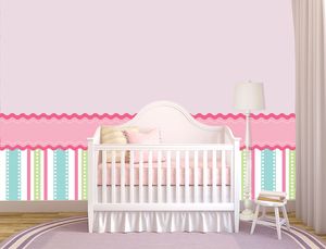 טפט קיר המחולק לחלק תחתון פסים צבעוני וחלק תחתון חלק