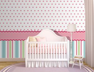 טפט קיר המחולק לחלק תחתון פסים וחלק עליון נקודות