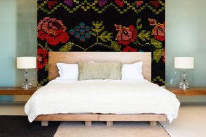 טפט קיר רקמה שושנים בגוון אדום