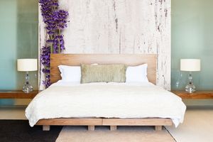 טפט קיר לוח עץ לבן עם פרחים סגולים