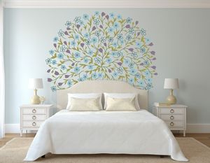 טפט קיר איור פרחים בקבוצה בגווני סגול, תכלת וירוק.