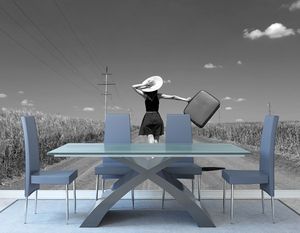 טפט קיר האישה באמצע הדרך בשחור לבן