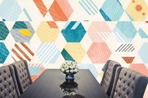 טפט קיר משושה צבעוני על רקע לבן