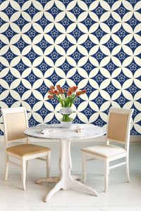 טפט Pattern עגולים ופרחים בכחול על רק לבן