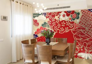 טפט קיר איור פרחים על רקע אדום.