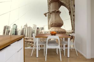 טפט קיר בצילום עמוד אבן מעוטר על רקע עיר.