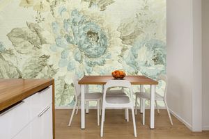 טפט קיר איור פרחים בגוון תכלת על רקע בהיר.