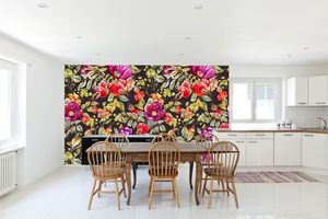 טפט קיר איור פרחים בורוד, אדום וסגול על רקע כהה.