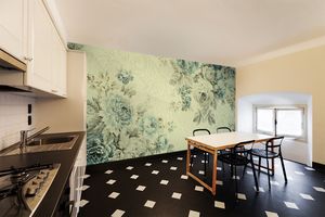 טפט קיר איור פרחים בתכלת ואפור על רקע תחרה בהירה.