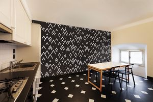 טפט קיר החיצים הלבנים הפונים למעלה על רקע כהה.