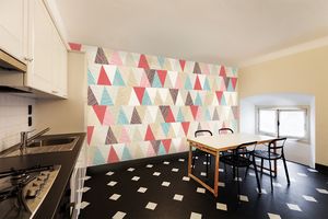 טפט קיר המשולשים בתכלת, אפור, ורוד ואדמדם.