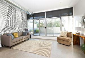 טפט קיר משולשים מקווקו בגוונים שונים של צבע האפור.