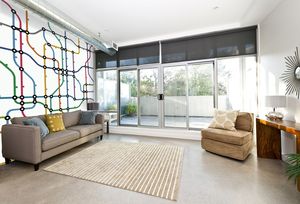 טפט קיר איור מפת רכבת תחתית על רקע לבן.