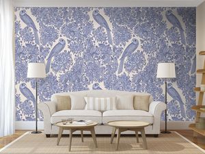 טפט לבן עם דוגמת פרחים וציפורים בכחול