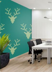 קיר רקמת האיילים הלבנים על רקע טורקיז.