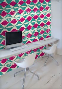 קיר הגלים בצבע בורדו, טורקיז ולבן.