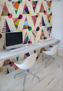 קיר המשולשים והעיגולים הצבעוניים על רקע בהיר.