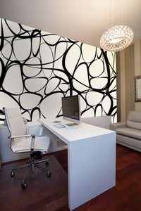 קיר העיגולים הלא סימטריים בשחור על רקע לבן.