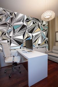 קיר המשולשים על רקע אפור.