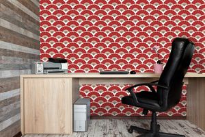 קיר המניפות בגוון הבורדו על רקע לבן.