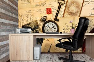 קיר צילום הגלויות,המצפן והמפתח הישנים.