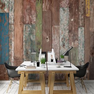 קיר צילום קורות עץ בגוונים שונים.