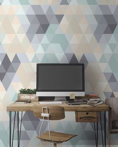 קיר המשולשים בגוון בהיר.