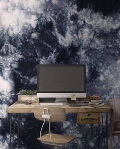 קיר אבסטרקט בשחור על רקע לבן.