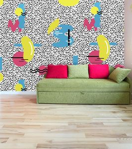 קיר שחור לבן בצבעים.