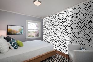 קיר חיצים המופנים למעלה בגוון השחור לבן.