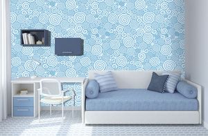 הקיר עם הצורות המפותלות בגוון התכלת.