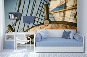 קיר הגה העץ של הסירה של הדוד חימקה.