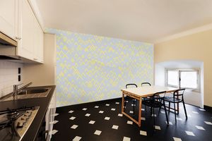 קיר חצאי המשולשים הצהובים על רקע תכלת