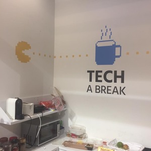 מדבקת וחיתוך אותיות.