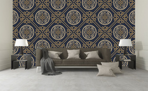 קיר העיטורים על רקע כחול מלכותי.