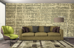 קיר מחוספס בגווני המדבר עם הכיתוב בצד.