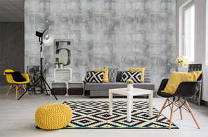 טפט קיר הבטון עם כתמי הצבע השחור לאורך.