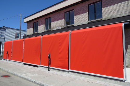 פרגולה חשמלית מדגם: סוכך מסילות קשתי הכולל שלדת אלומיניום איכותית , בד דראלון אקרילי ספרדי או PVC איכותי ומנוע מתקדם