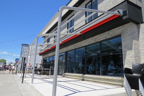 פרגולה חשמלית מדגם: סוכך מסילות קשתי הכולל שלדת אלומיניום איכותית , בד דראלון אקרילי ספרדי או PVC איכותי ומנוע מתקדם