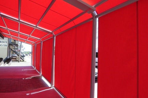 פרגולה חשמלית מדגם: סוכך מסילות קשתי הכולל שלדת אלומיניום איכותית , בד דראלון אקרילי ספרדי או PVC איכותי ומנוע מתקדם