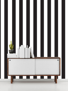 טפט קיר הפסים הדקים לאורך בשחור ולבן.