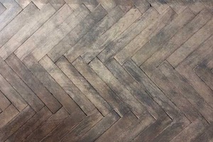 טפט קיר לוחות העץ באלכסון באפור.