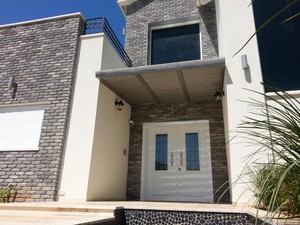 גגון כניסה מדגם FLAT פרופיל היקפי מעודן 76*76ס"מ + סרגלי הצללה מאלומיניום + כיסוי גשם סנטף  ( אופציה :  לדים ) מינימום הזמנה 3500 ש"ח 