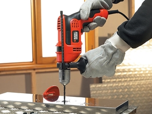 מקדחה רוטטת + תיק עם 40 אביזרים Black+Decker