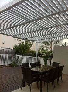 פרגולות אלומיניום מדגם : הייטק פרימיום קבועה: שלדה כללית 120*60 מ"מ / הצללה בדגם Z + כיסוי כנגד מים פוליגל שטוח 