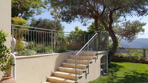 מעקות ברזל - לחוץ הבית