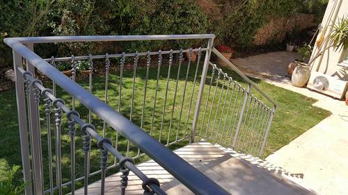 מעקות ברזל - לחוץ הבית