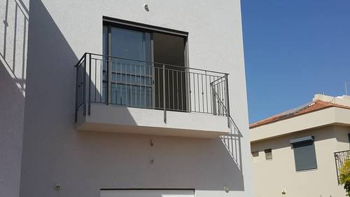 מעקות ברזל - לחוץ הבית