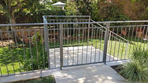 מעקות ברזל - לחוץ הבית